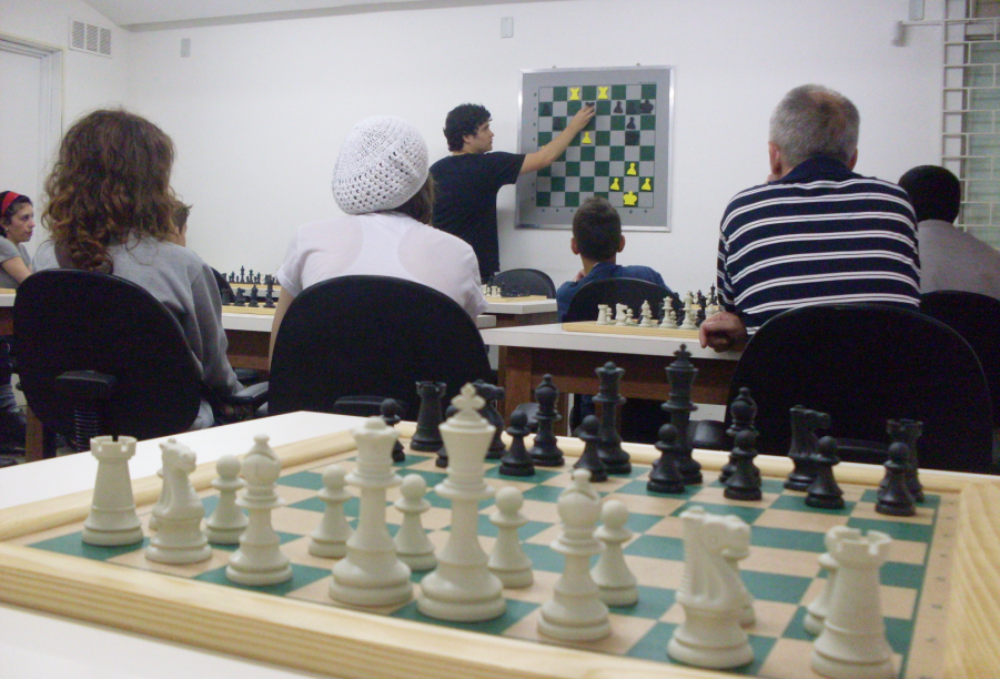 Aulas no clube de xadrez video estoque. Vídeo de lazer - 277502483